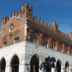 Piacenza, palazzo Gotico o comunale in Piazza Cavalli, con la statua equestre di Alessandro Farnese scolpita dal Mochi