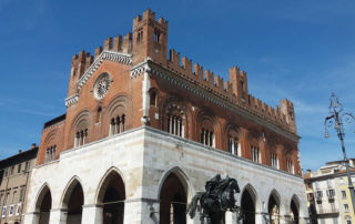 Piacenza, palazzo Gotico o comunale in Piazza Cavalli, con la statua equestre di Alessandro Farnese scolpita dal Mochi