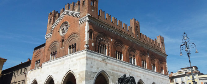 Piacenza, palazzo Gotico o comunale in Piazza Cavalli, con la statua equestre di Alessandro Farnese scolpita dal Mochi