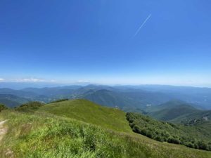 La vetta del Monte Gottero, con panorama sul mare