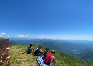 La vetta del Monte Gottero con panorama sul mare